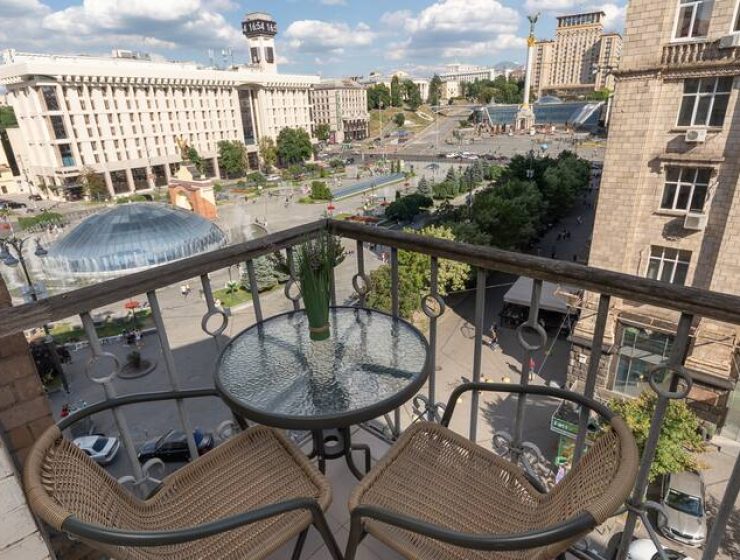 Квартира подобово у Києві — балкон з видом на майдан і центр міста