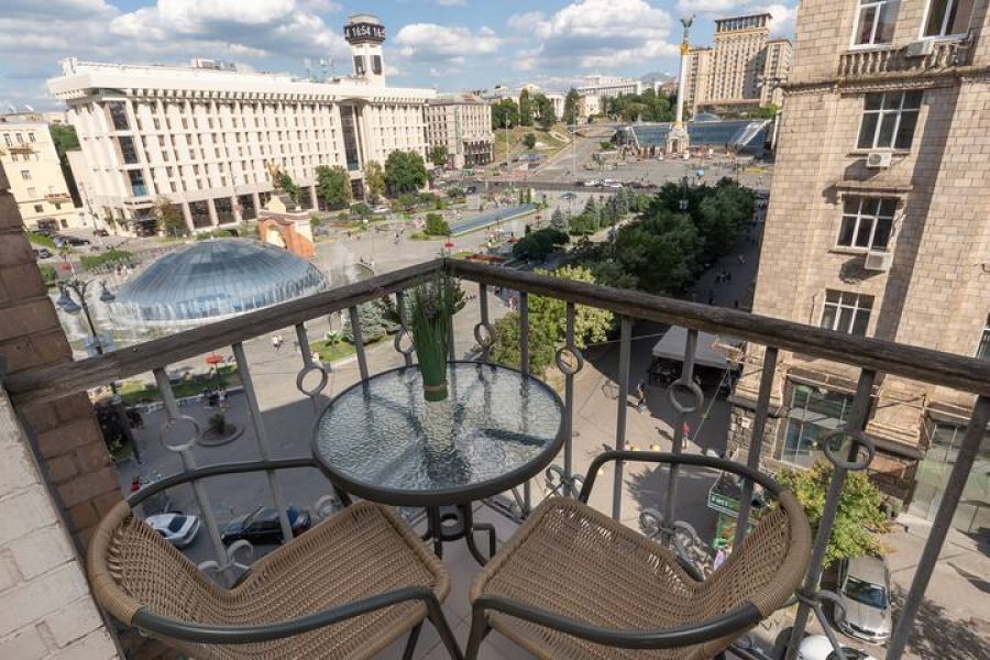 Квартира подобово у Києві — балкон з видом на майдан і центр міста